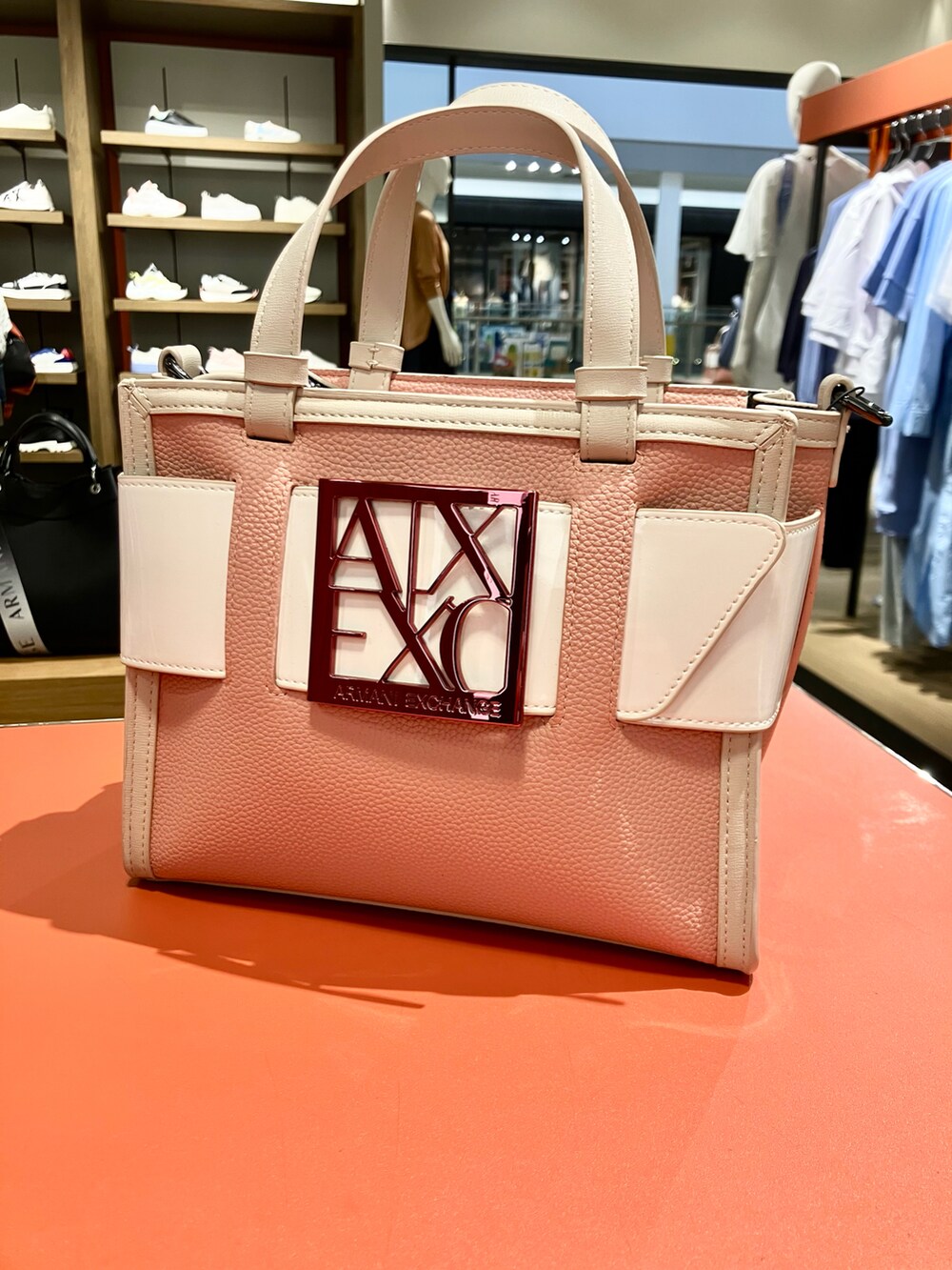 「オトナ女子、春夏コーデ、シンプル、アルマーニエクスチェンジ、AXchanger、AXchange、armaniexchange、ワンピース、バイカラーバッグ、スニーカー、骨格ウェーブ、シンプルスタイル、ブラック」｜「ARMANI EXCHANGEの【A|X アルマーニ エクスチェンジ】Vネックニットワンピース（ワンピース、ブラック系）」を使った、TANAYURIさん（レディース・166cm）の春コーディネートの2枚目の写真
