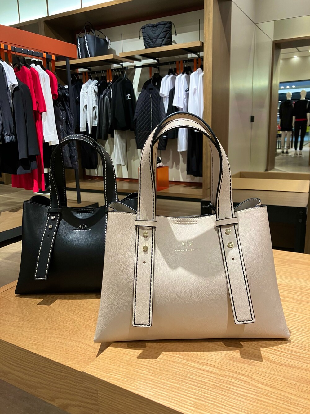 「アルマーニエクスチェンジ、AXchanger、AXchange、armaniexchange、ARMANIEXCHANGE、キルティング、ハンドバッグ、モノトーンコーデ、ニット、セットアップ、ケーブルニット、ハイネック」｜「ARMANI EXCHANGEの【A|X アルマーニ エクスチェンジ】A|Xロゴ　ボックストートバッグ（トートバッグ、ベージュ系）」を使った、TANAYURIさん（レディース・166cm）の秋コーディネートの2枚目の写真
