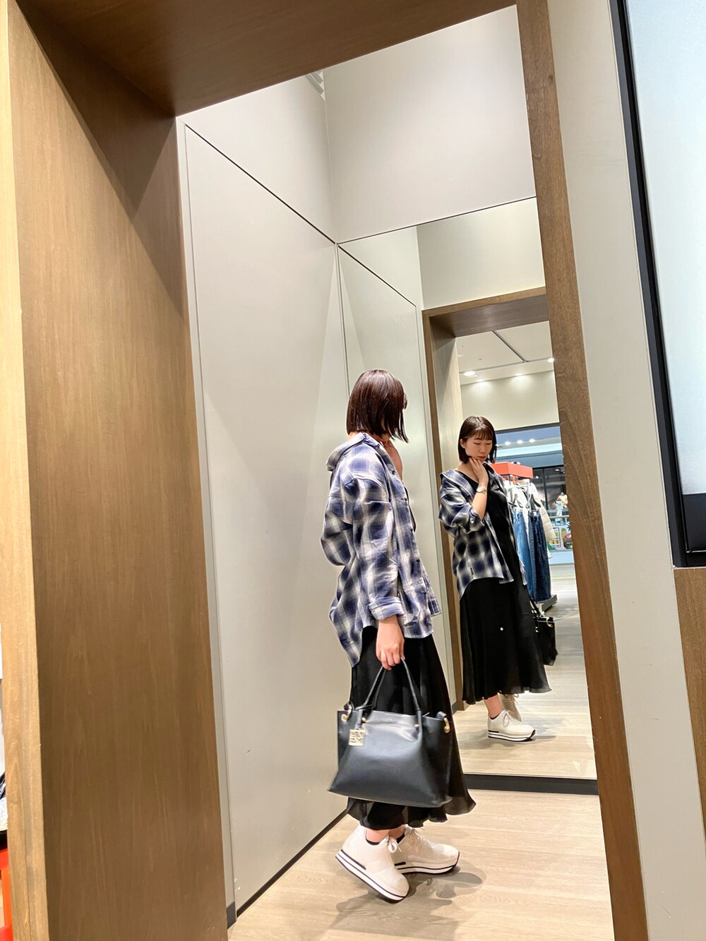 「アルマーニエクスチェンジ、armaniexchange、ARMANIEXCHANGE、AXchanger、AXchange、チェックシャツ、カジュアルミックス、ワントーンコーデ、ハンドバッグ」｜「ARMANI EXCHANGEの【A|X アルマーニ エクスチェンジ】コットンフランネルシャツ/LOOSE（シャツ/ブラウス、ブルー系）」を使った、TANAYURIさん（レディース・166cm）の秋コーディネートの2枚目の写真