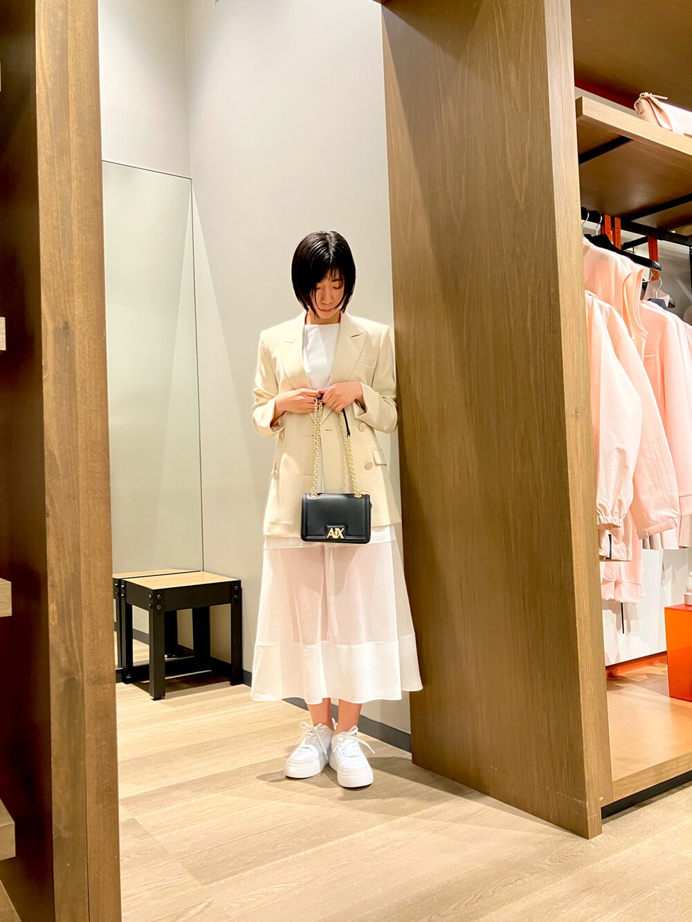 「春アウター、アルマーニエクスチェンジ、アルマーニ、armaniexchange、ARMANIEXCHANGE、AXchanger、AXchange、ジャケット、ワンピース、大人かわいい、透け感、ショルダーバッグ、スニーカー、春コーデ、オトナカジュアル」｜「ARMANI EXCHANGEの【A|X アルマーニ エクスチェンジ】ダブルブレストジャケット（テーラードジャケット、ベージュ系）」を使った、TANAYURIさん（レディース・166cm）の春コーディネートの2枚目の写真