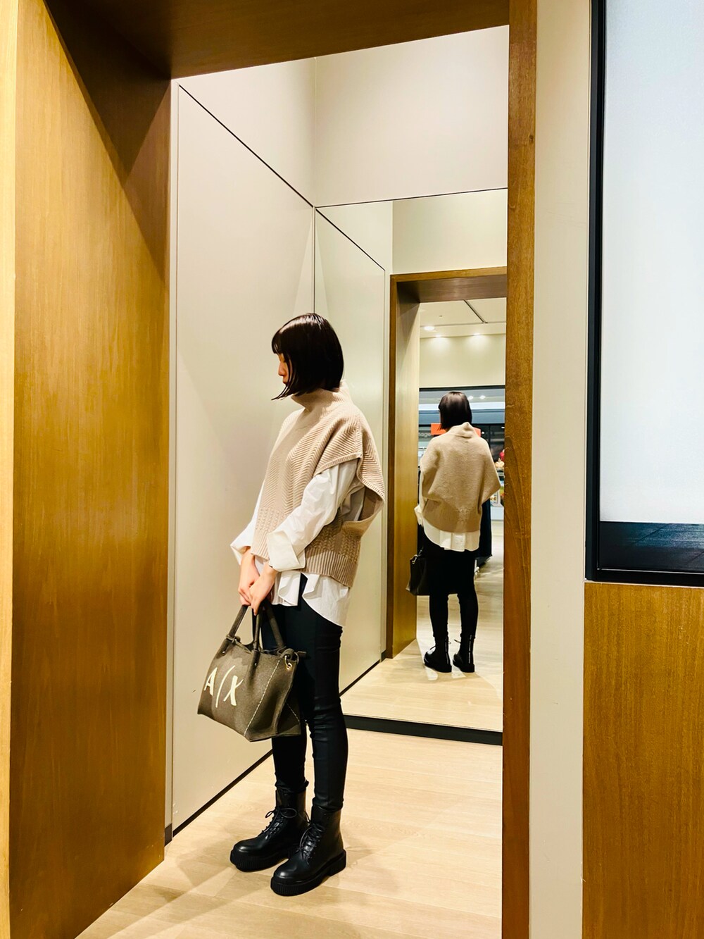 「秋カラー、ベージュ、AXchanger、AXchange、armaniexchange、アルマーニエクスチェンジ、ARMANIEXCHANGE、ニット、フェルトバッグ、レイヤードスタイル、オトナカジュアル」|「ARMANI EXCHANGEの【A|X アルマーニ エクスチェンジ】ビッグロゴ ミドルサイズトートバッグ(トートバッグ、ブラウン系)」を使った、TANAYURIさん(レディース・166cm)の秋コーディネートの2枚目の写真