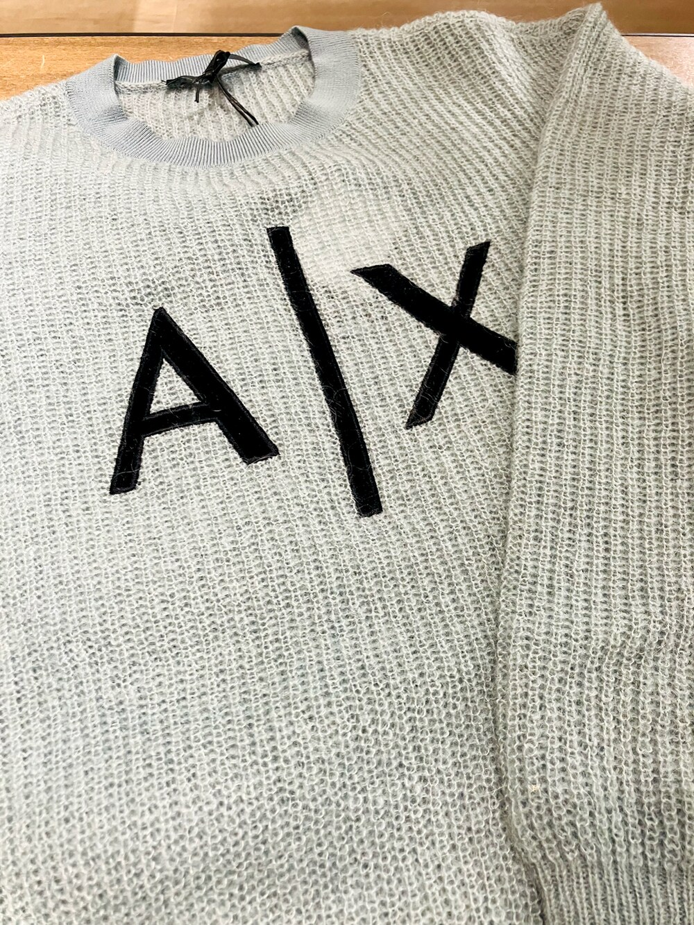 「アルマーニエクスチェンジ、AXchanger、AXchange、armaniexchange、ARMANIEXCHANGE、ニット、ワイドパンツ、大人カジュアル、きれいめカジュアル、シャツコーデ、カラーニット」｜「ARMANI EXCHANGEの【A|X アルマーニ エクスチェンジ】スクエアロゴチャーム付き　ミニハンドバック（ハンドバッグ、ブルー系）」を使った、TANAYURIさん（レディース・166cm）の秋コーディネートの2枚目の写真