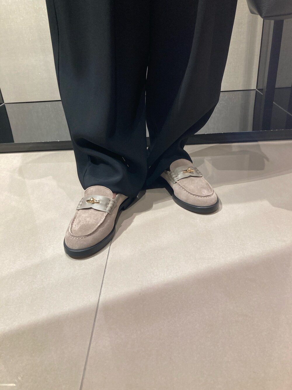 ブルー系のジャケット/アウター、ブラック系のハンドバッグ、ブラック系のパンツを着用したレディースの夏コーディネートの3枚目の写真