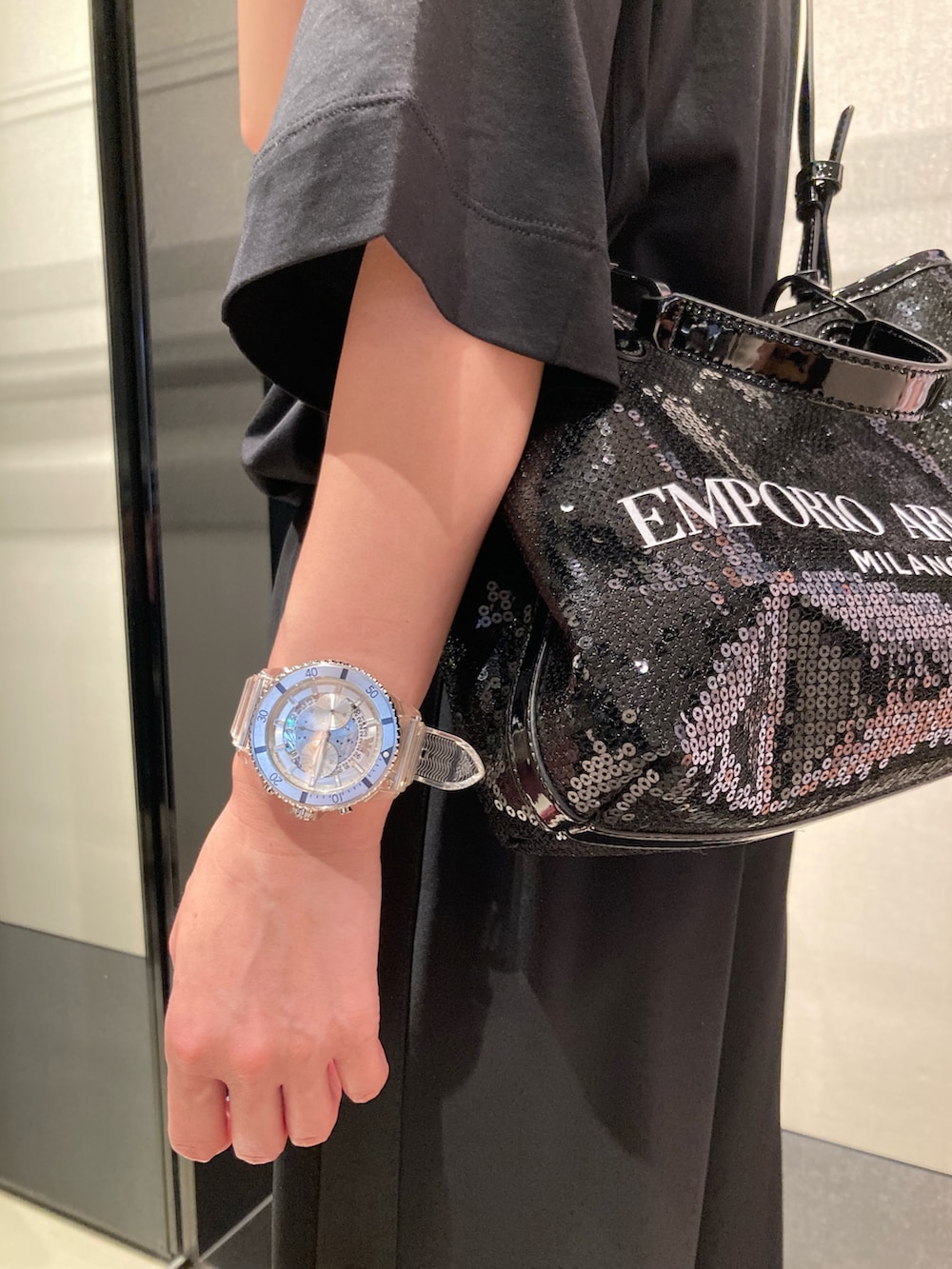 「EMPORIO ARMANI、armani、エンポリオアルマーニ、アルマーニ、シンプルコーデ、オールブラック、黒、ワントーンコーデ、夏コーデ、モノトーンコーデ、オトナ女子、スポーツミックス」｜「EMPORIO ARMANIの【エンポリオ アルマーニ】MyEA ショッパー オールオーバースパンコール スモール（ハンドバッグ、ブラック系）」を使った、チさん（レディース・160cm）の春コーディネートの2枚目の写真