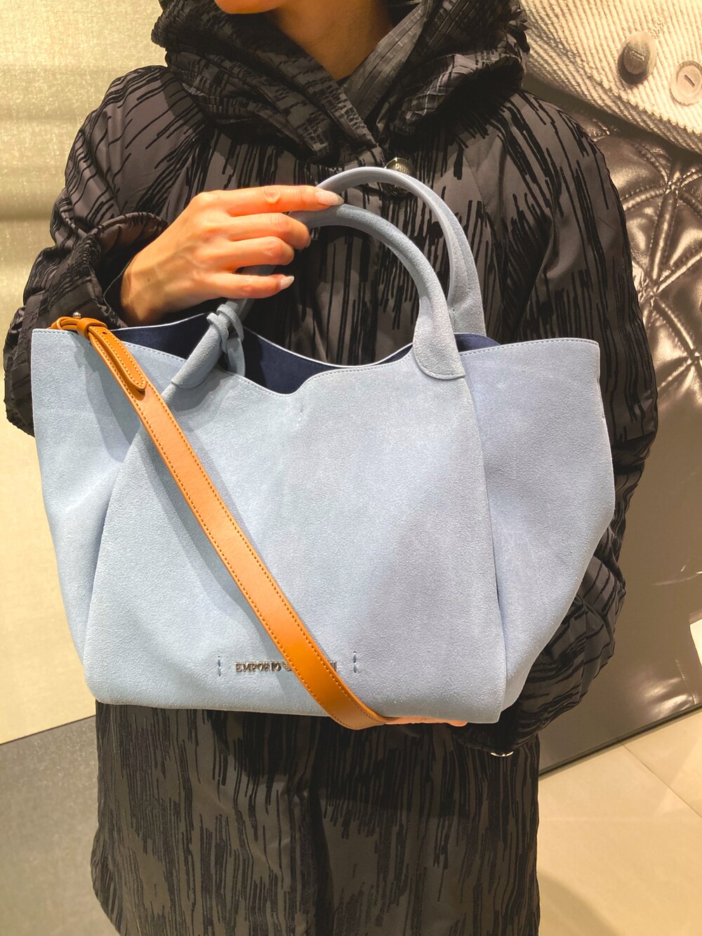 「ファッションを楽しもう、EMPORIO ARMANI、armani、エンポリオアルマーニ、アルマーニ、お出かけコーデ、モノトーンコーデ、ヤングオイスター、ブラック、オールブラック、黒、牡蠣、ふしぎの国のアリス、Alice in wonderland」｜「EMPORIO ARMANIの【エンポリオ アルマーニ】フード付きジャケット テクニカルファブリック 縦フロックパターン（ダウンジャケット/コート、ブラック系）」を使った、チさん（レディース・160cm）の秋コーディネートの2枚目の写真