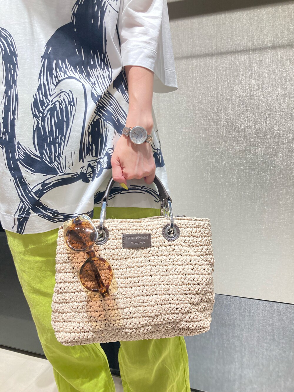 ブラック系のTシャツ/カットソー、イエロー系のパンツ、ベージュ系のシューズを着用したレディースの春コーディネートの2枚目の写真