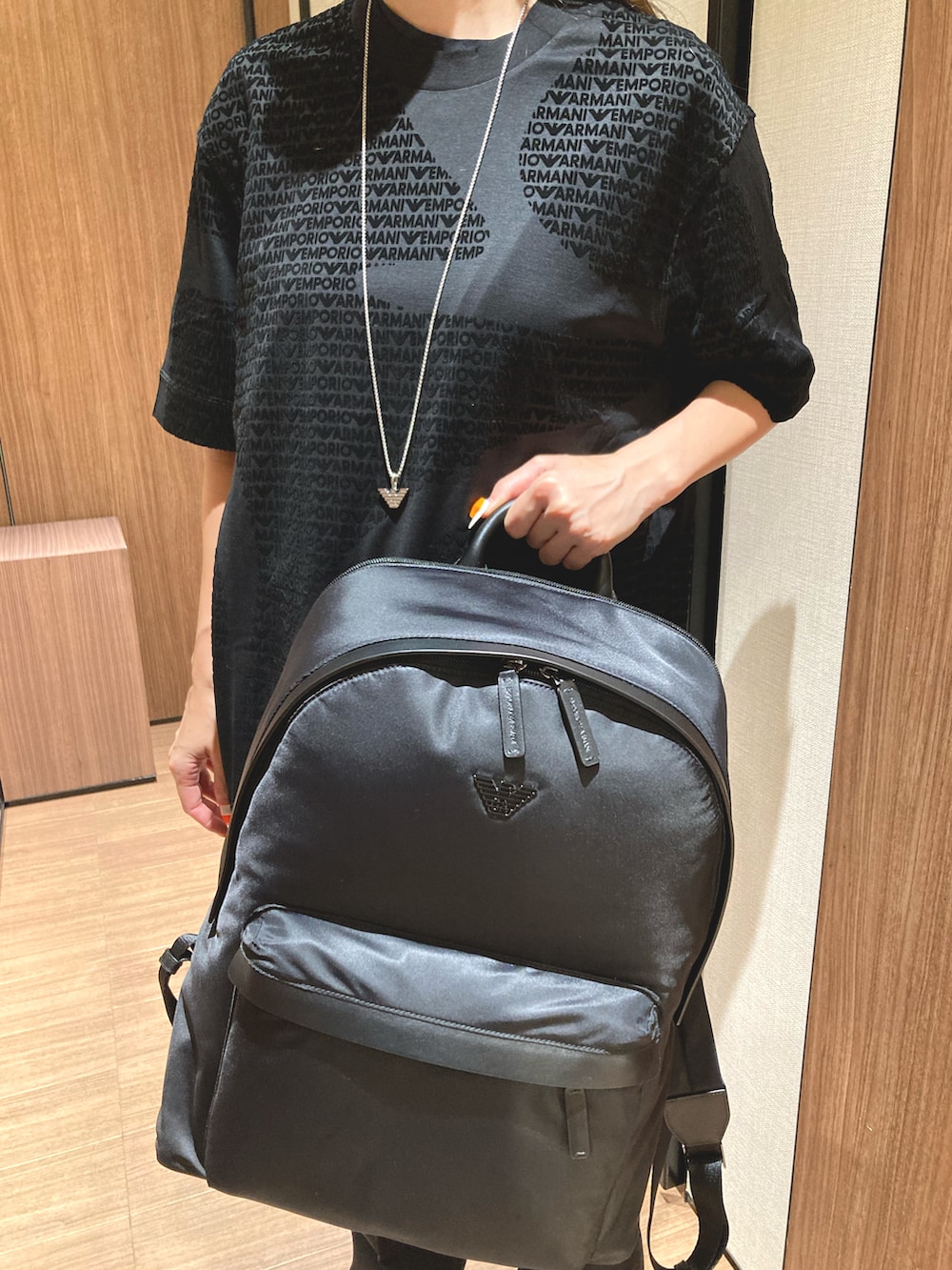 ブラック系のTシャツ/カットソー、ブラック系のバックパック/リュック、ブラック系のスニーカーを着用したレディースの夏コーディネートの2枚目の写真