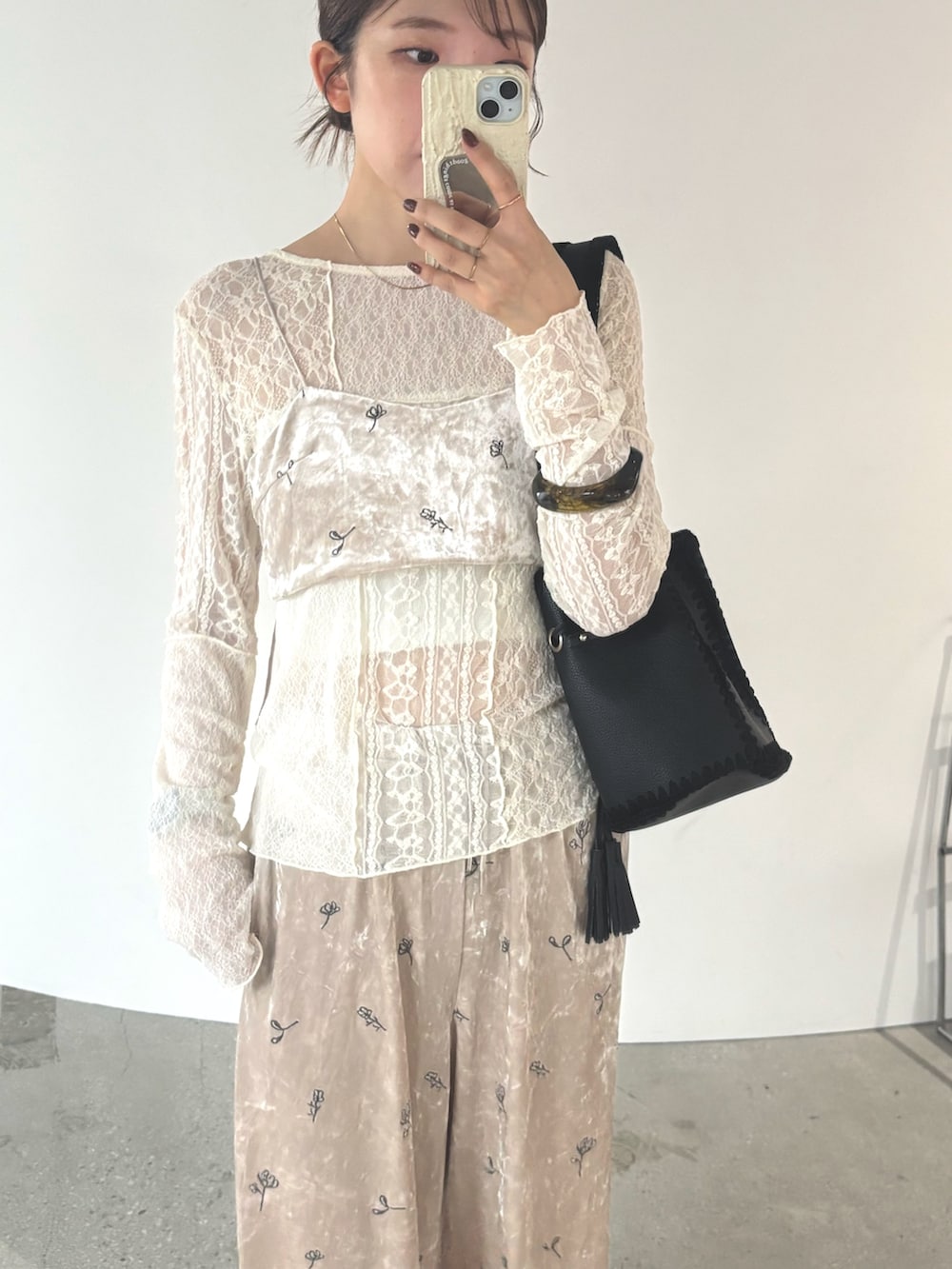 ベージュ系のその他トップス、ベージュ系のその他パンツ、ホワイト系のTシャツ/カットソーを着用したレディースの秋コーディネートの2枚目の写真
