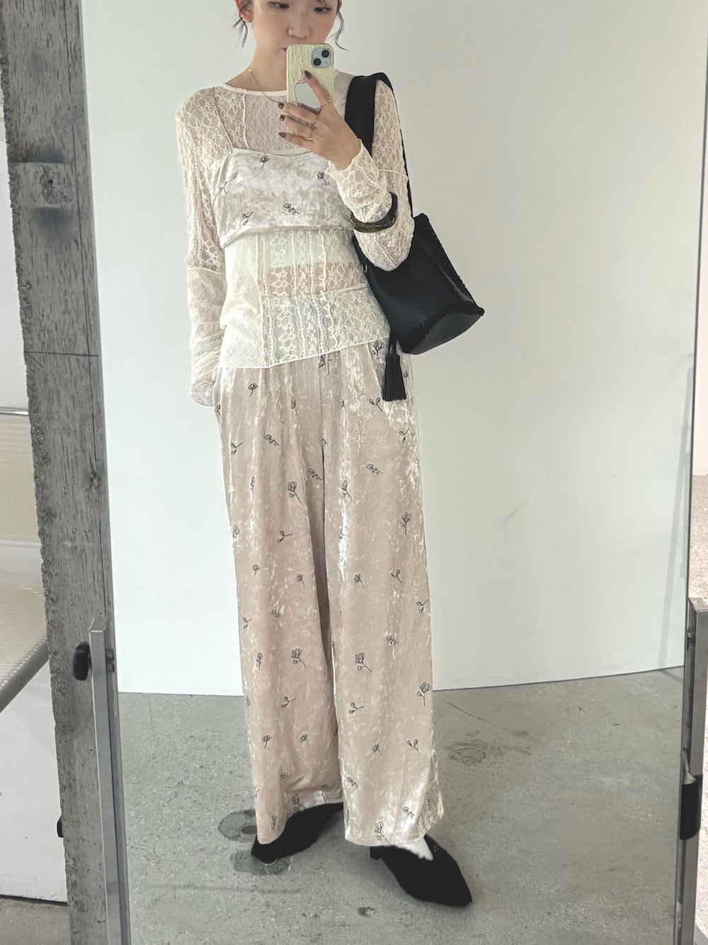 ベージュ系のその他トップス、ベージュ系のその他パンツ、ホワイト系のTシャツ/カットソーを着用したレディースの秋コーディネートの5枚目の写真