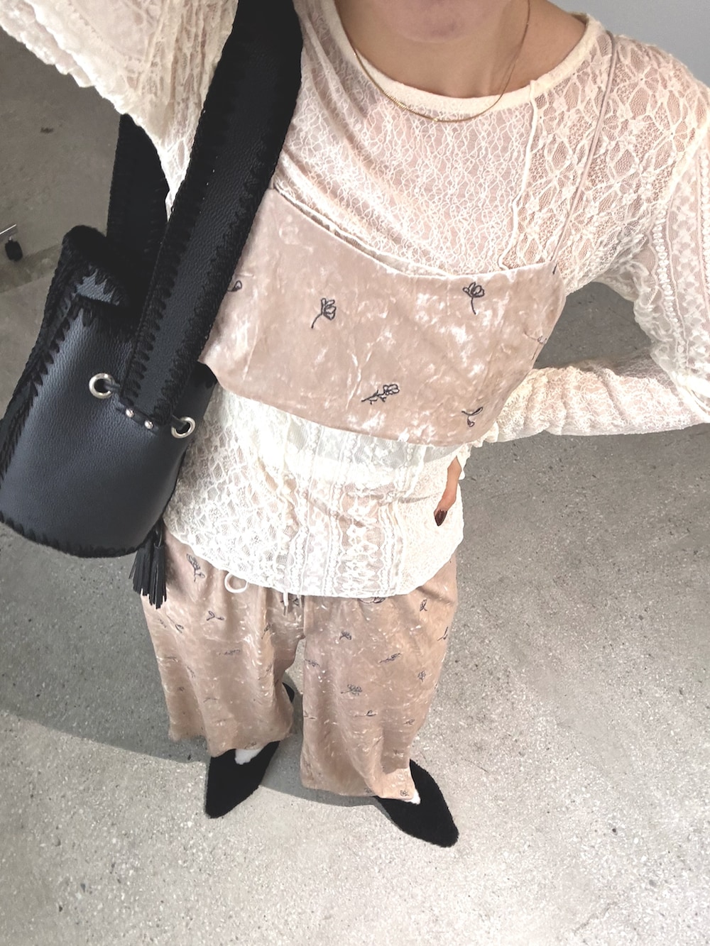 ベージュ系のその他トップス、ベージュ系のその他パンツ、ホワイト系のTシャツ/カットソーを着用したレディースの秋コーディネートの3枚目の写真