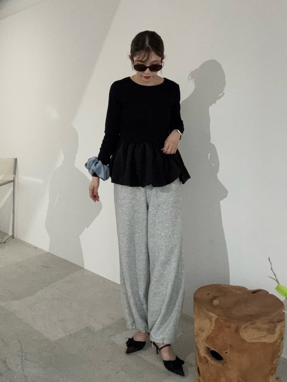 ブラック系のTシャツ/カットソー、グレー系のその他パンツを着用したレディースの秋コーディネートの2枚目の写真