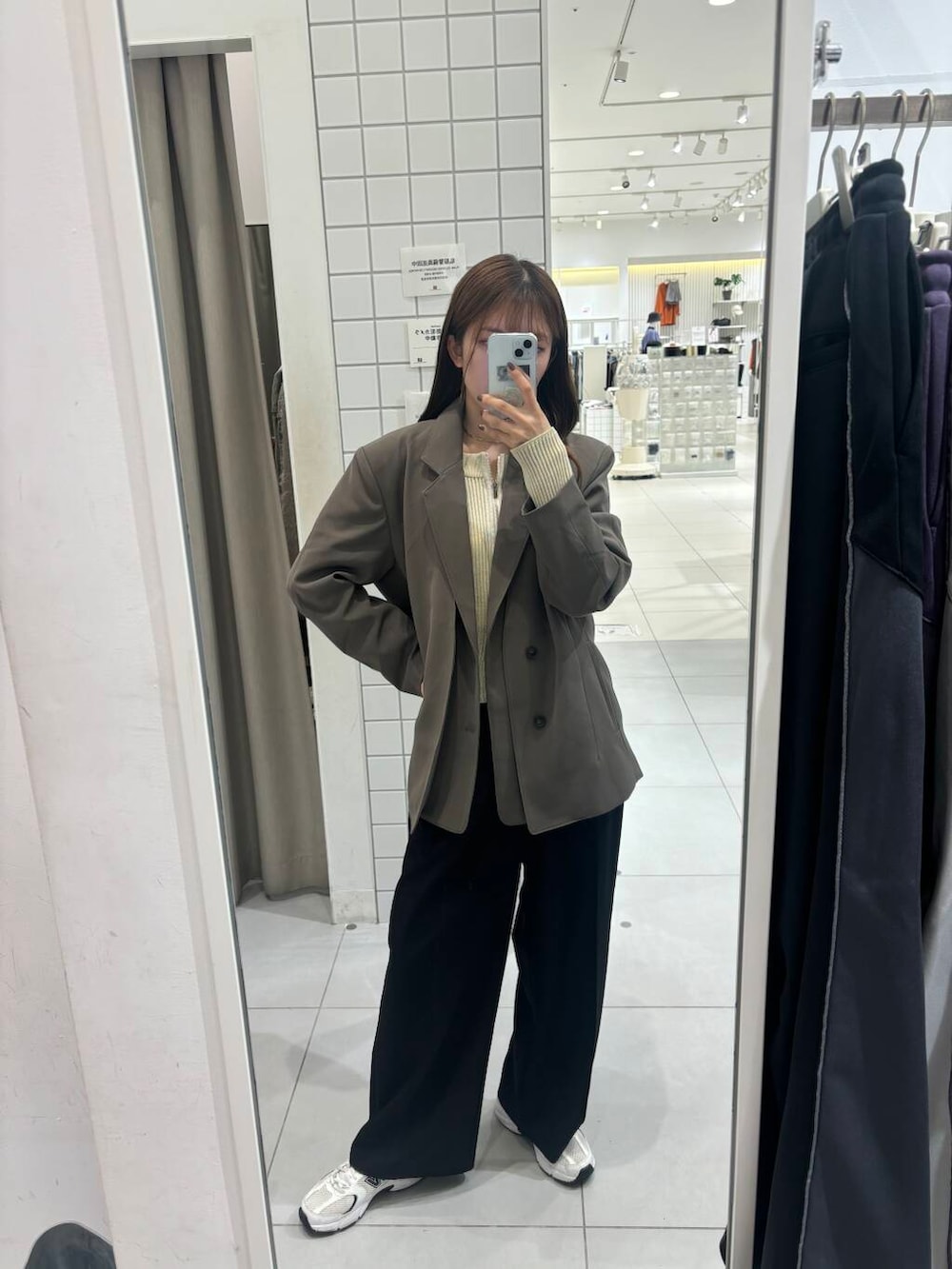 ブラック系のその他パンツ、ホワイト系のニット/セーター、ブラウン系のテーラードジャケットを着用したレディースの秋コーディネートの3枚目の写真