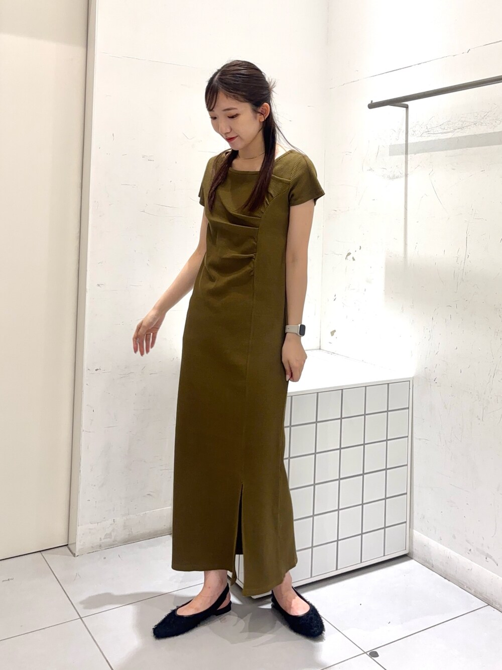 イエロー系のワンピース、ブラック系のその他シューズを着用したレディースの夏コーディネートの5枚目の写真