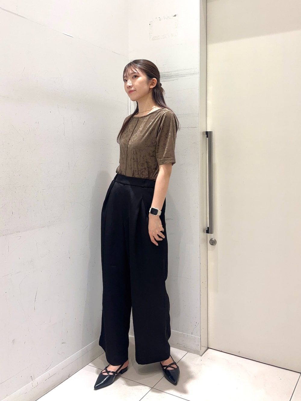 「ブラウン、秋服準備はじめました、着こなしのちょこっとテク、初秋コーデ、お出かけコーデ、シンプルスタイル、休日スタイル、きれいめカジュアル、オトナ女子、キレイめコーデ、オトナカワイイ」｜「SENSE OF PLACE by URBAN RESEARCHのサテンインタックパンツ（スラックス、ブラック系）」を使った、sakiさん（レディース・166cm）の夏コーディネートの2枚目の写真
