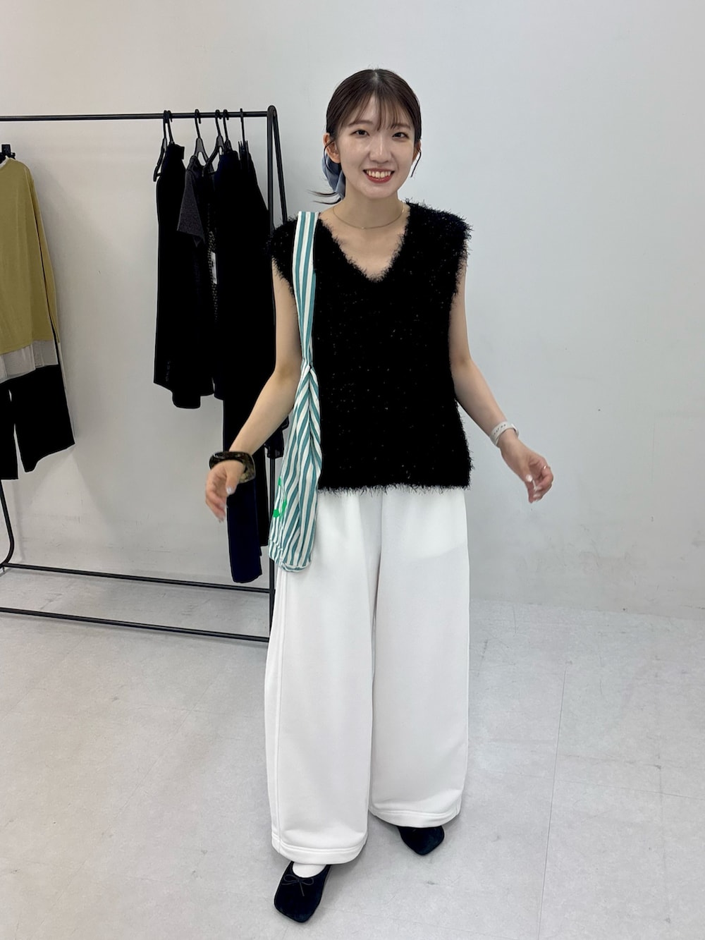 「秋服準備はじめました、小物で作る初秋コーデ、大人コーデ、秋のコーデ、オトナカワイイ、シンプル、おでかけコーデ、今日のコーデ、秋服、秋色」｜「SENSE OF PLACE by URBAN RESEARCHのモールフェザーニットベスト（ベスト、ブラック系）」を使った、sakiさん（レディース・166cm）の秋コーディネートの4枚目の写真