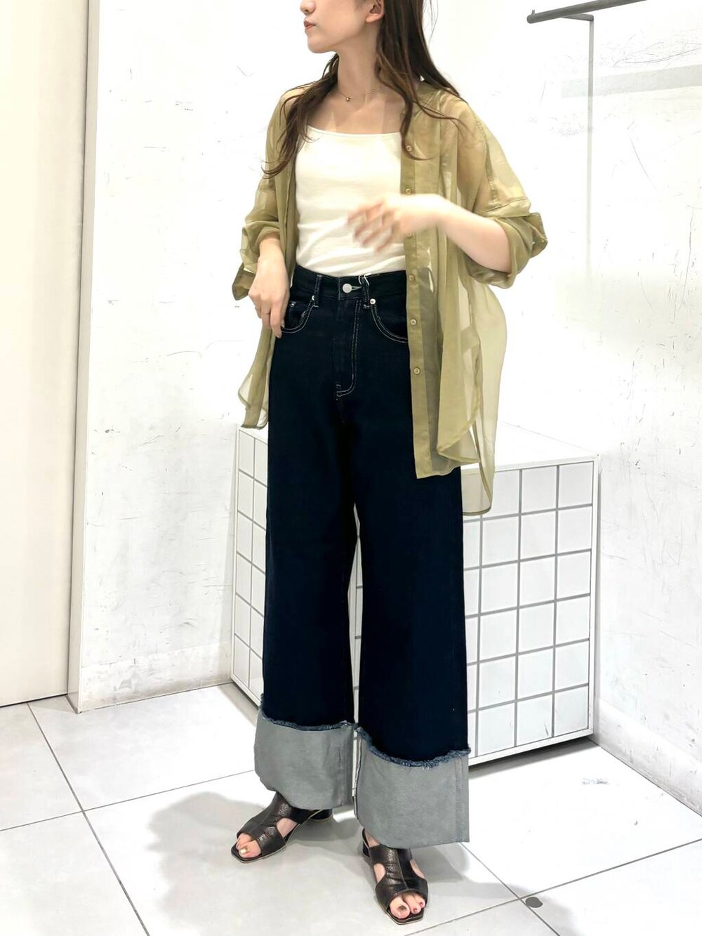 グレー系のサンダル、ホワイト系のキャミソール、イエロー系のシャツ/ブラウスを着用したレディースの夏コーディネートの3枚目の写真