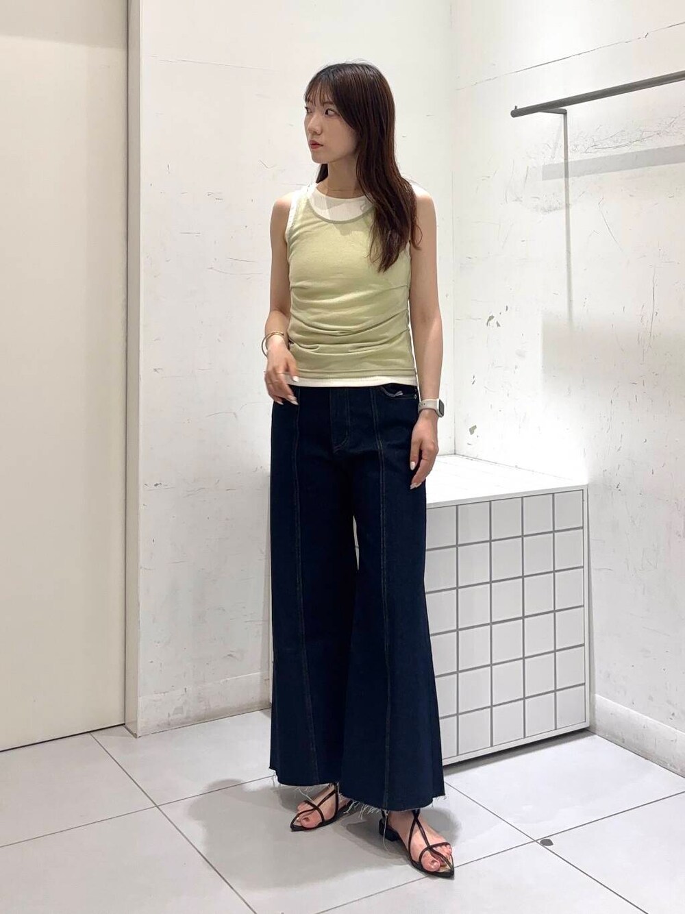 「センスオブプレイス、きれいめカジュアル、senseofplace、夏コーデ、プチプラ、20代、きれいめスタイル、イエベ、骨格ウェーブ、イエベ春、ウェーブ×高身長、ウェーブ×きれいめ」｜「SENSE OF PLACE by URBAN RESEARCHのポインテッドナローストラップサンダル（サンダル、ブラック系）」を使った、sakiさん（レディース・166cm）の夏コーディネートの3枚目の写真