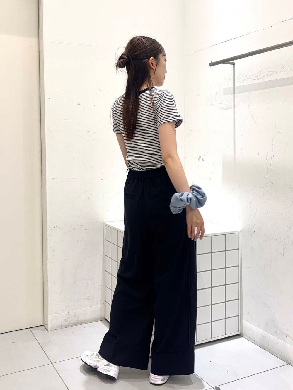 ホワイト系のTシャツ/カットソー、ブラック系のその他パンツを着用したレディースの夏コーディネートの4枚目の写真