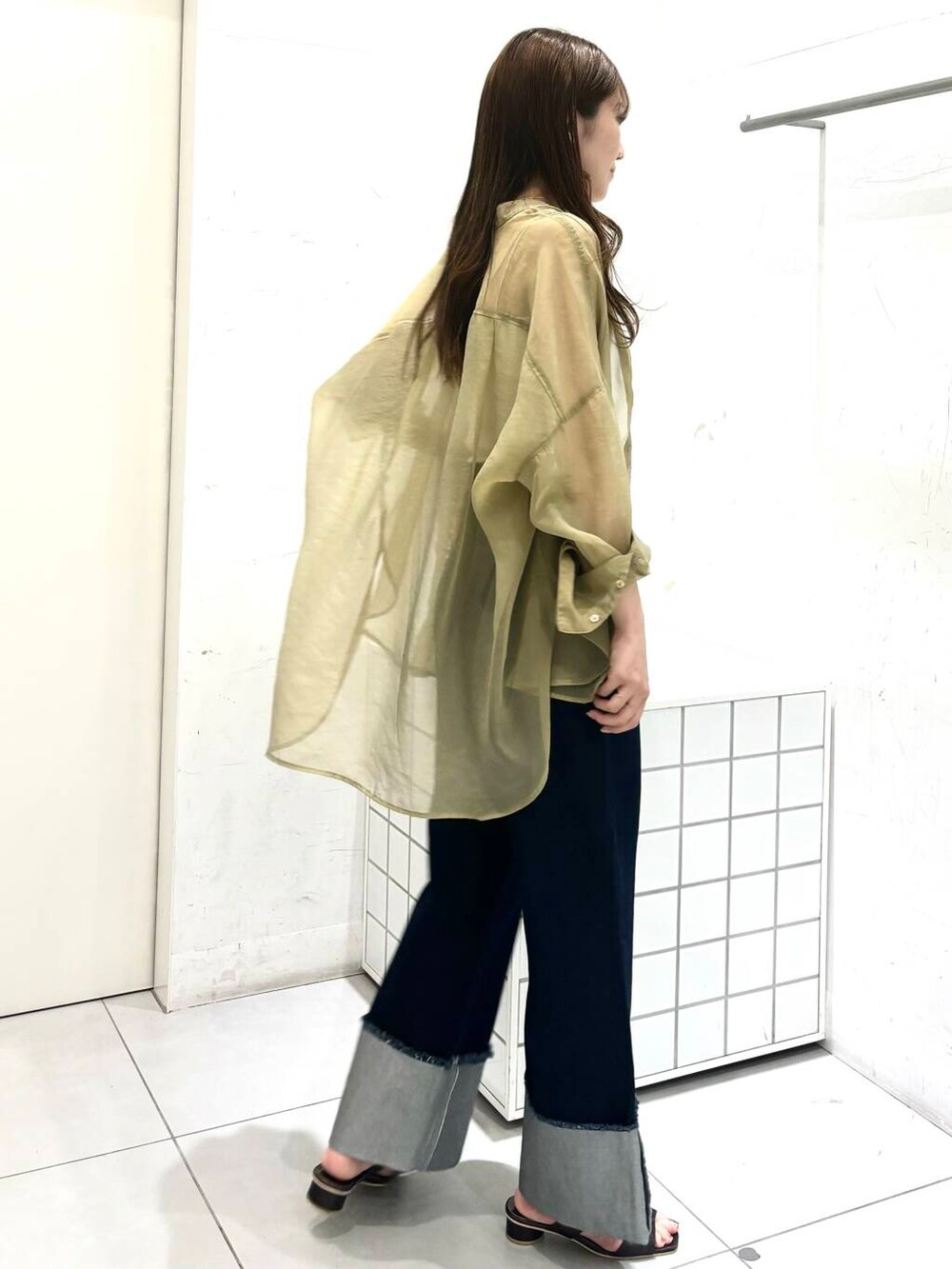 グレー系のサンダル、ホワイト系のキャミソール、イエロー系のシャツ/ブラウスを着用したレディースの夏コーディネートの6枚目の写真