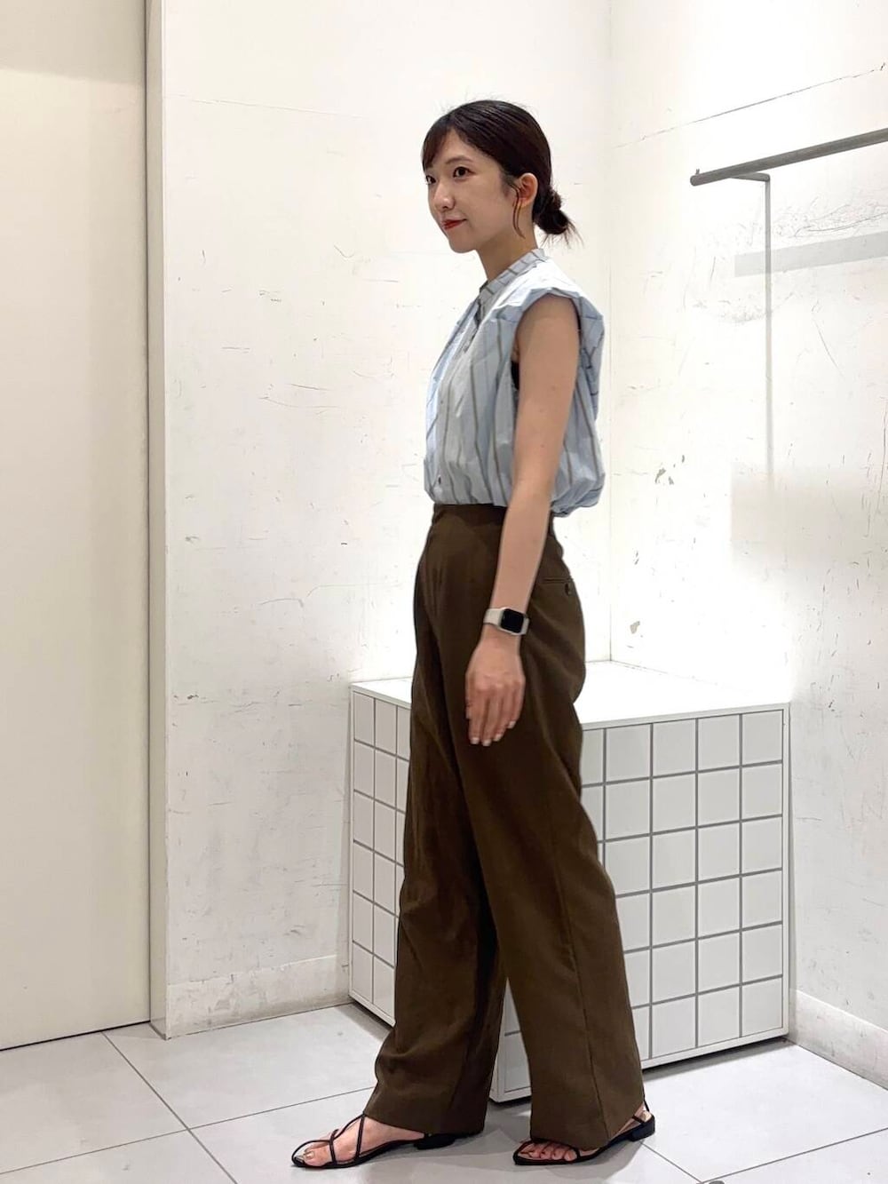 「センスオブプレイス、きれいめカジュアル、senseofplace、夏コーデ、プチプラ、20代、きれいめスタイル、イエベ、骨格ウェーブ、イエベ春、夏の快適通勤コーデ、ウェーブ×高身長、ウェーブ×きれいめ」|「SENSE OF PLACE by URBAN RESEARCHのポインテッドナローストラップサンダル(サンダル、ブラック系)」を使った、sakiさん(レディース・166cm)の夏コーディネートの3枚目の写真