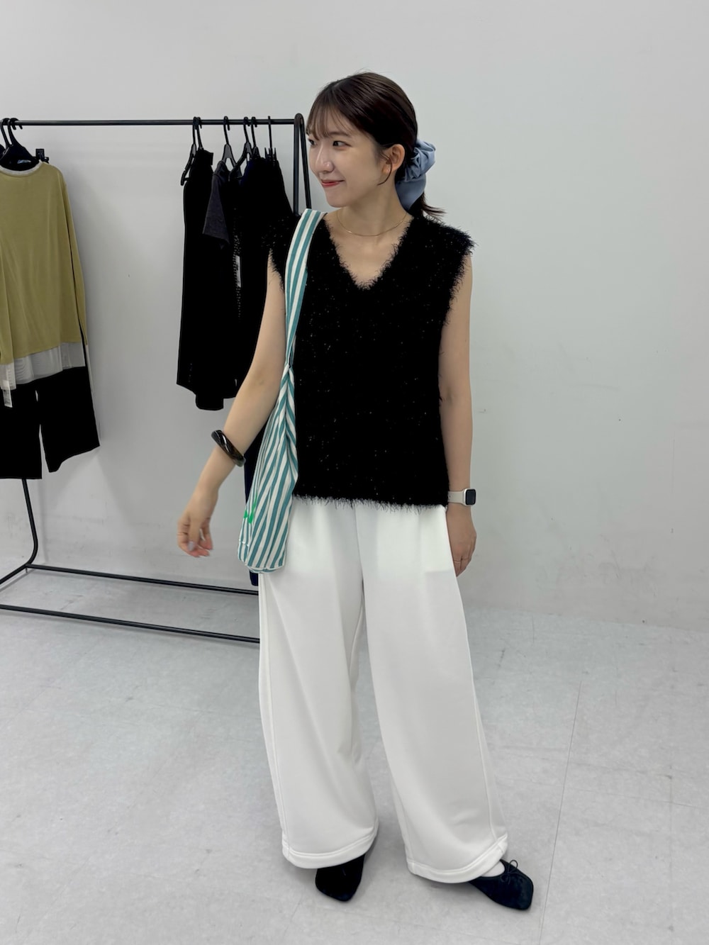 「秋服準備はじめました、小物で作る初秋コーデ、大人コーデ、秋のコーデ、オトナカワイイ、シンプル、おでかけコーデ、今日のコーデ、秋服、秋色」｜「SENSE OF PLACE by URBAN RESEARCHのモールフェザーニットベスト（ベスト、ブラック系）」を使った、sakiさん（レディース・166cm）の秋コーディネートの2枚目の写真