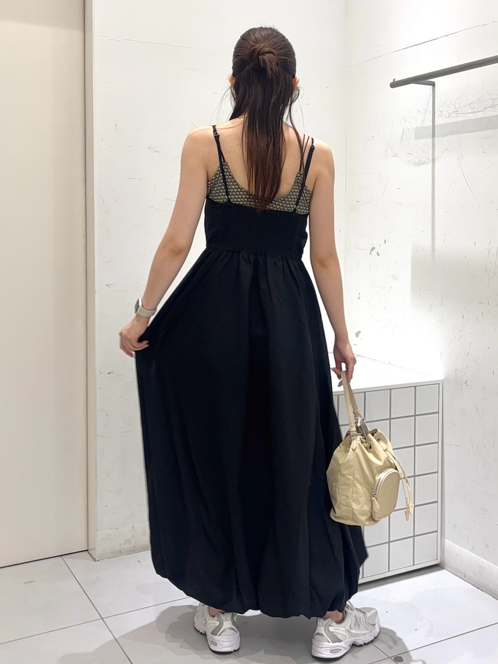 「モノトーン、レイヤードスタイル、シンプル、大人ファッション、夏ファッション、お洒落さんとつながりたい、初秋コーデ、カジュアルコーデ、スニーカーコーデ、大人カジュアルコーデ」｜「SENSE OF PLACE by URBAN RESEARCHの撥水2WAYマルチポケットナイロンバッグ（ショルダーバッグ、ベージュ系）」を使った、sakiさん（レディース・166cm）の夏コーディネートの2枚目の写真