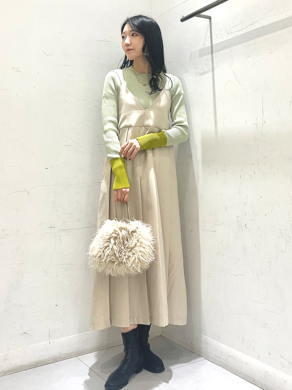 「ゆったりコーデ、ラクチンコーデ、大人かわいい、着回しコーデ、オトナ女子、きれいめカジュアル、キャミワンピ、ファーバッグ、大人カジュアル、SENSEOFPLACE、高身長コーデ」|「SENSE OF PLACE by URBAN RESEARCHのマルチウェイファーショルダーバッグ(ショルダーバッグ、ベージュ系)」を使った、sakiさん(レディース・166cm)の冬コーディネートの3枚目の写真