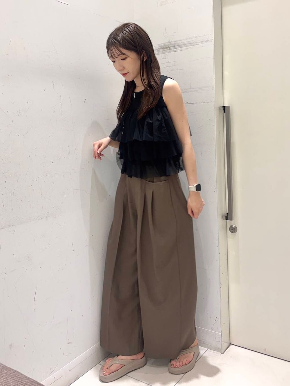 「センスオブプレイス、大人カジュアル、きれいめカジュアル、senseofplace、夏コーデ、プチプラ、20代、きれいめスタイル、高身長コーデ、イエベ、骨格ウェーブ、イエベ春、夏の快適通勤コーデ、ウェーブ×高身長、ウェーブ×きれいめ」|「OOFOSのOOFOS Oomega(サンダル、ベージュ系)」を使った、sakiさん(レディース・166cm)の夏コーディネートの2枚目の写真