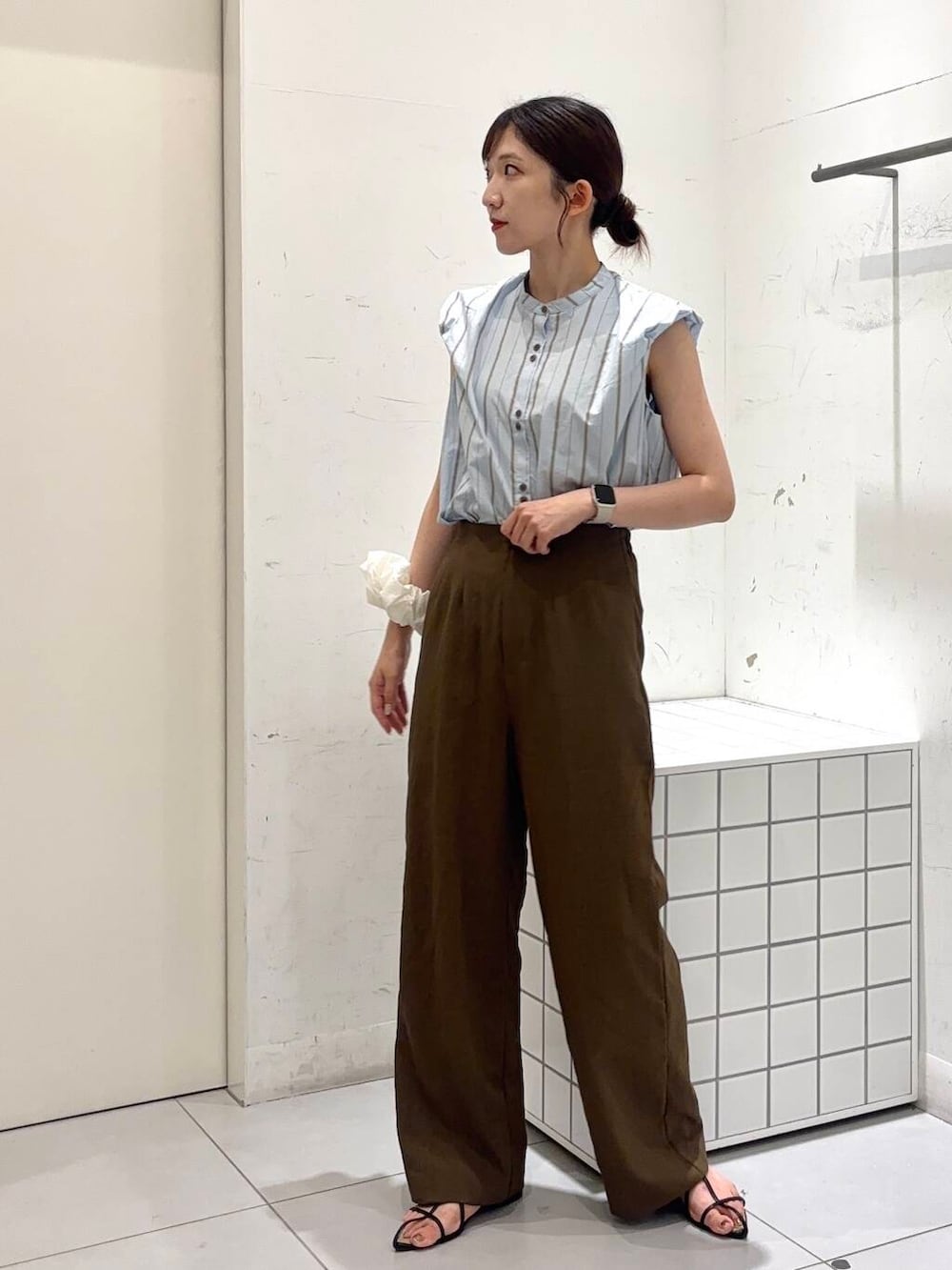 「センスオブプレイス、きれいめカジュアル、senseofplace、夏コーデ、プチプラ、20代、きれいめスタイル、イエベ、骨格ウェーブ、イエベ春、夏の快適通勤コーデ、ウェーブ×高身長、ウェーブ×きれいめ」|「SENSE OF PLACE by URBAN RESEARCHのポインテッドナローストラップサンダル(サンダル、ブラック系)」を使った、sakiさん(レディース・166cm)の夏コーディネートの2枚目の写真