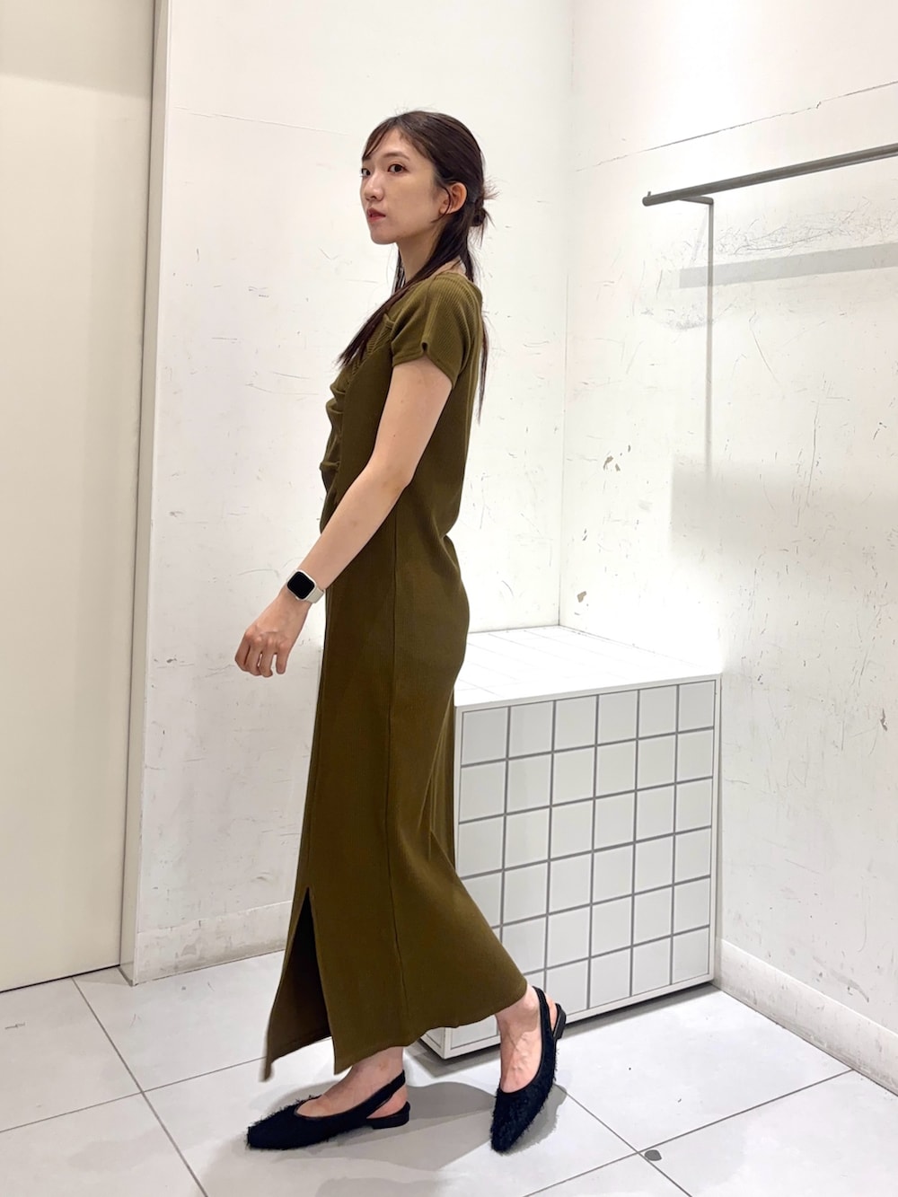 イエロー系のワンピース、ブラック系のその他シューズを着用したレディースの夏コーディネートの3枚目の写真