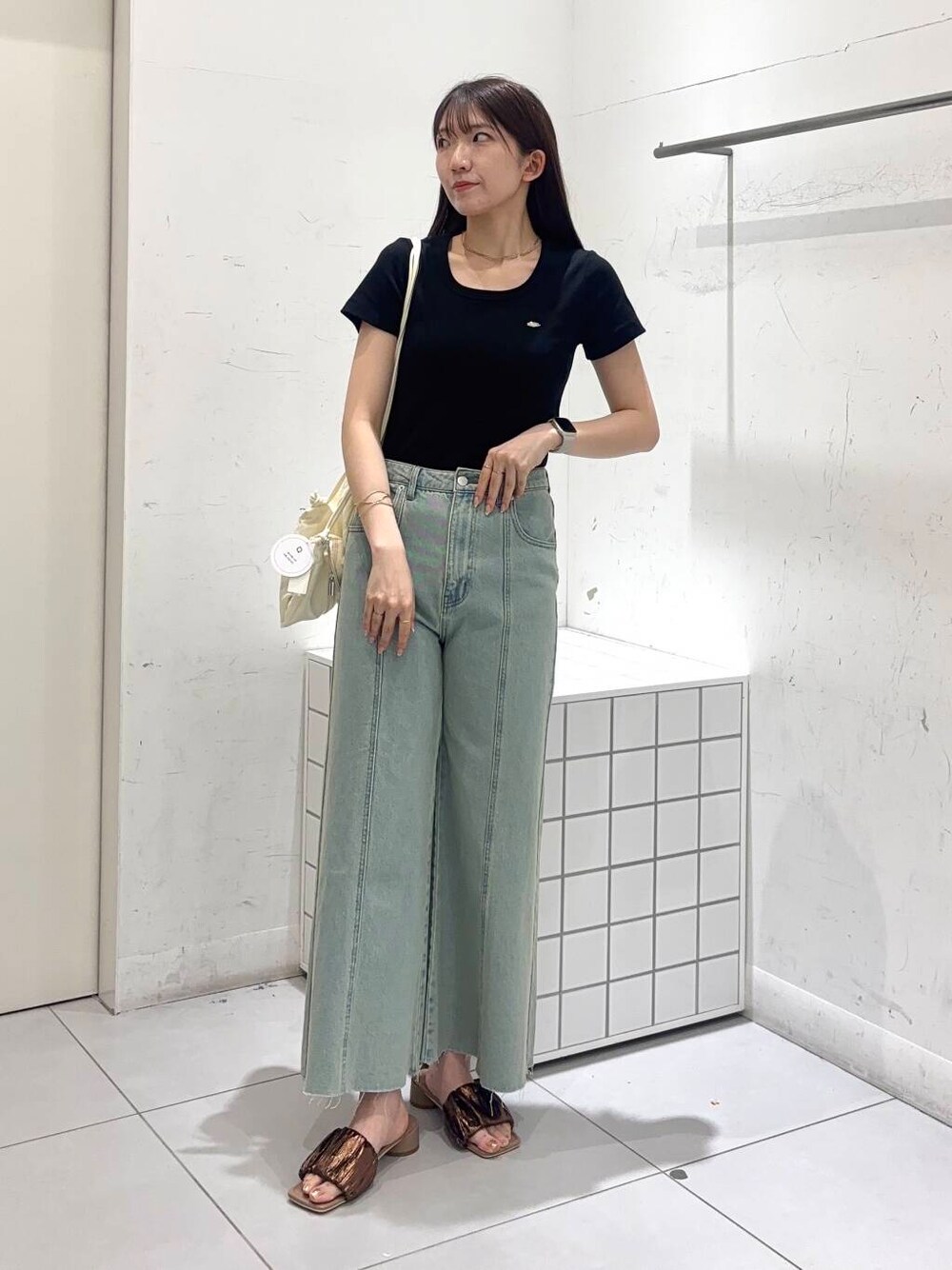 sakiさんの「スクエアトゥメタリックギャザーサンダル（SENSE OF PLACE by URBAN RESEARCH）」を使ったコーディネートの4枚目の写真