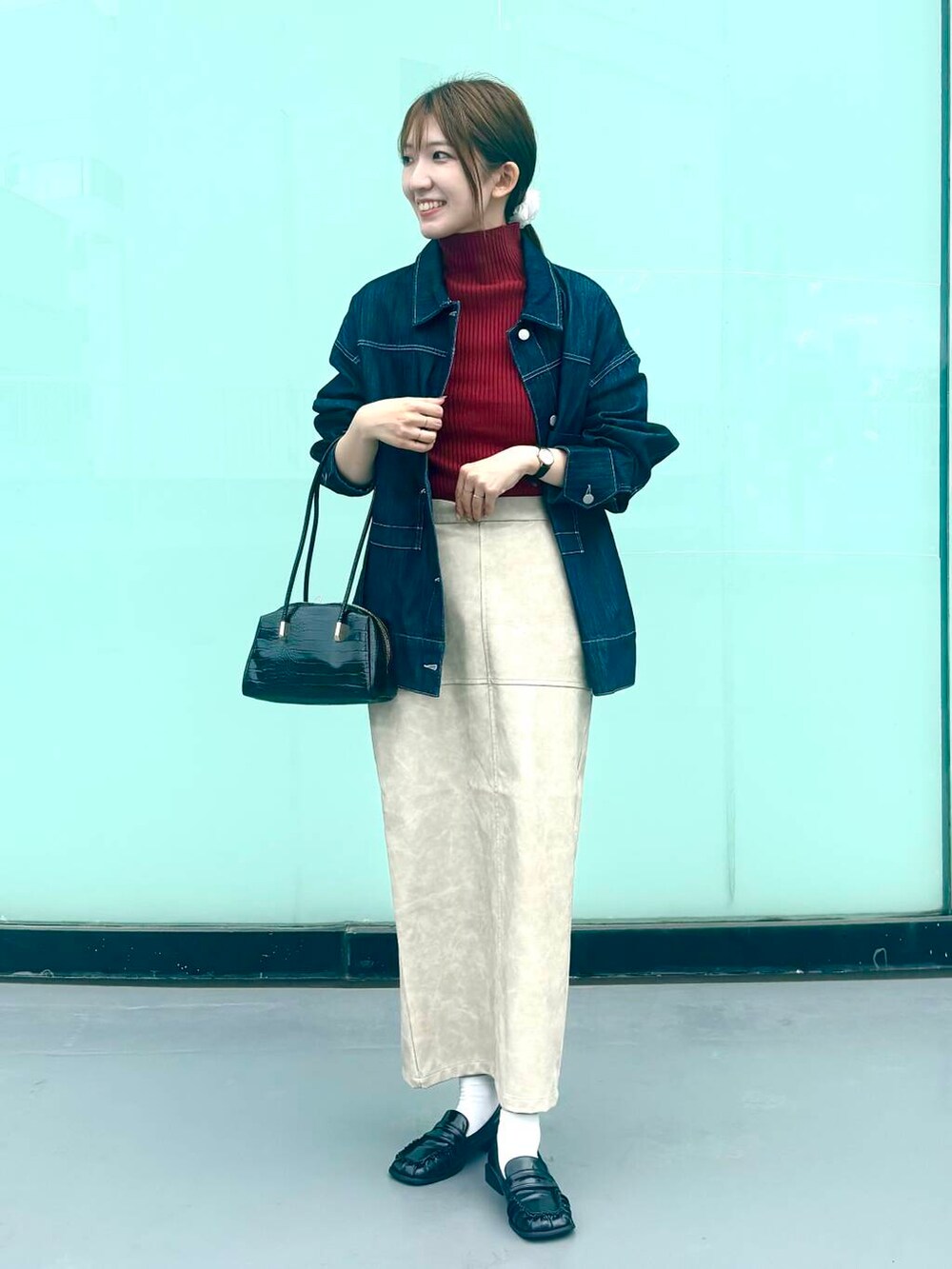 レッド系のニット/セーター、ブラック系のローファー、ホワイト系のスカートを着用したレディースの秋コーディネートの4枚目の写真