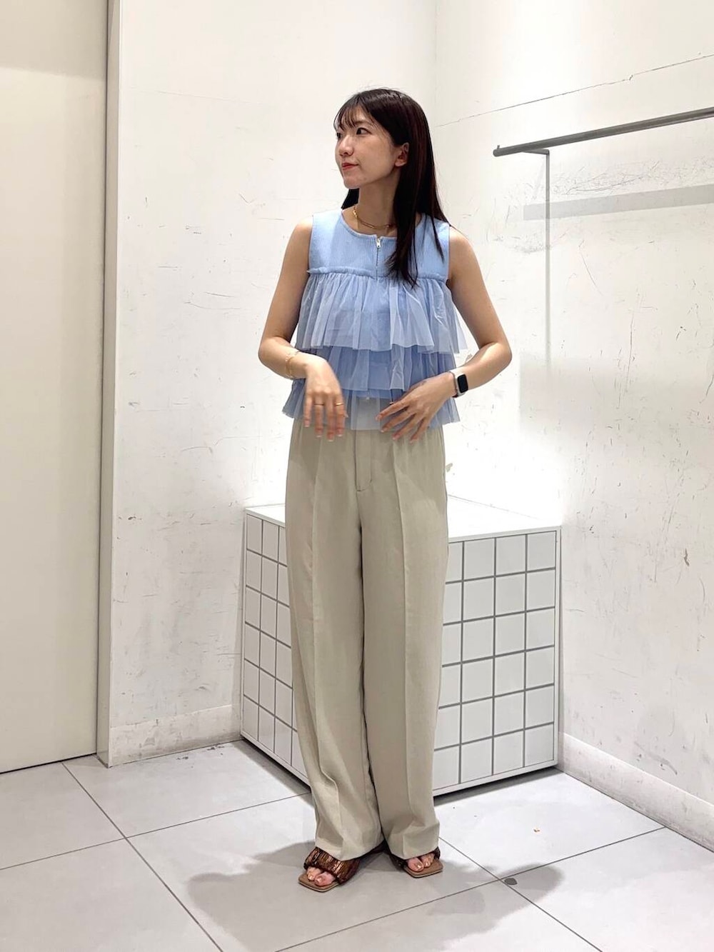「センスオブプレイス、大人カジュアル、きれいめカジュアル、春コーデ、senseofplace、春、夏コーデ、プチプラ、20代、キレイ目カジュアル、きれいめスタイル、高身長コーデ、イエベ、骨格ウェーブ、イエベ春」｜「SENSE OF PLACE by URBAN RESEARCHのスクエアトゥメタリックギャザーサンダル（サンダル、ブラウン系）」を使った、sakiさん（レディース・166cm）の春コーディネートの2枚目の写真