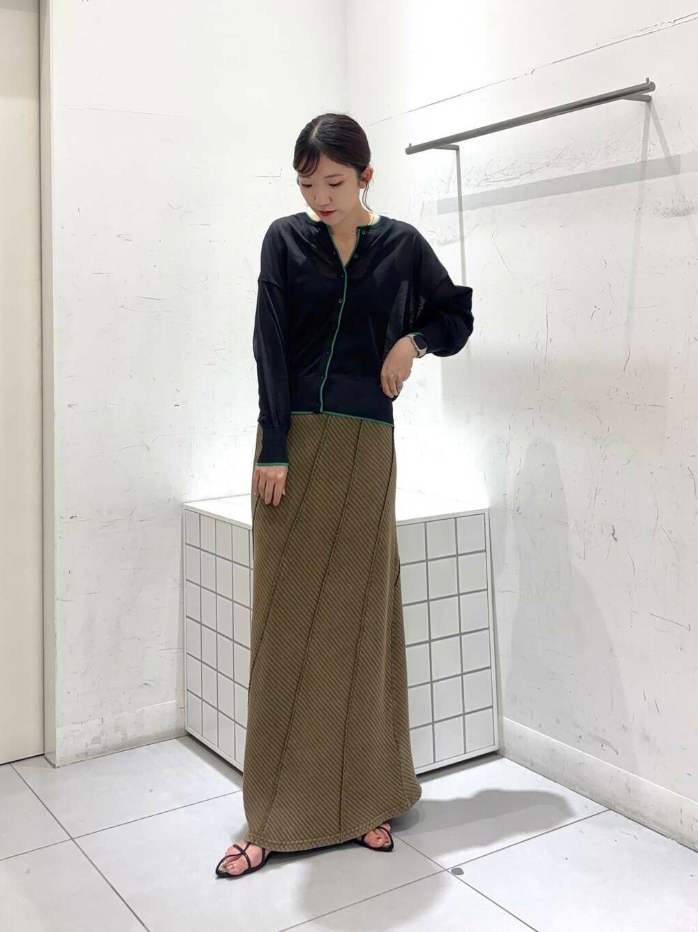 「センスオブプレイス、きれいめカジュアル、senseofplace、夏コーデ、プチプラ、20代、きれいめスタイル、イエベ、骨格ウェーブ、イエベ春、ウェーブ×高身長、ウェーブ×きれいめ」｜「SENSE OF PLACE by URBAN RESEARCHのポインテッドナローストラップサンダル（サンダル、ブラック系）」を使った、sakiさん（レディース・166cm）の夏コーディネートの3枚目の写真