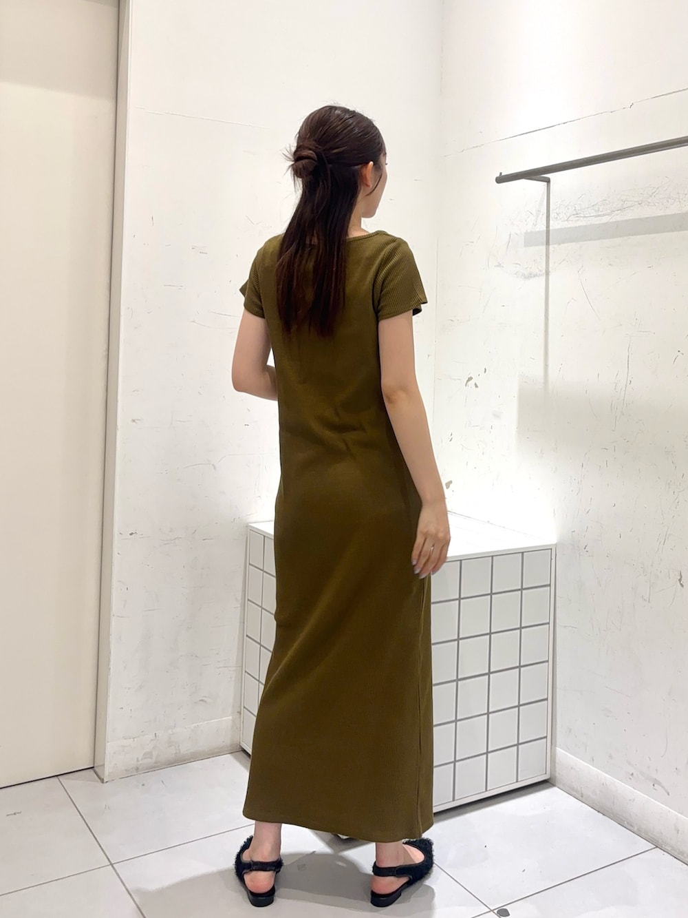 イエロー系のワンピース、ブラック系のその他シューズを着用したレディースの夏コーディネートの4枚目の写真