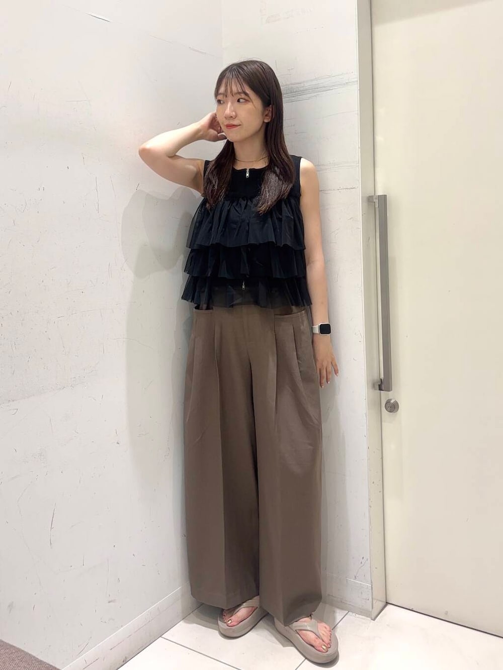 「センスオブプレイス、大人カジュアル、きれいめカジュアル、senseofplace、夏コーデ、プチプラ、20代、きれいめスタイル、高身長コーデ、イエベ、骨格ウェーブ、イエベ春、夏の快適通勤コーデ、ウェーブ×高身長、ウェーブ×きれいめ」|「OOFOSのOOFOS Oomega(サンダル、ベージュ系)」を使った、sakiさん(レディース・166cm)の夏コーディネートの4枚目の写真