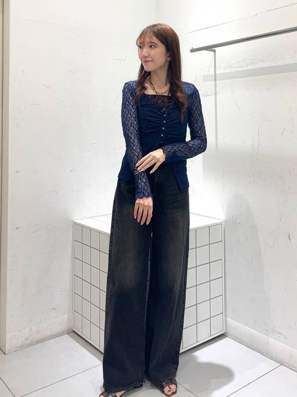 グレー系のサンダル、ブラウン系のキャミソール、ブラック系のデニムパンツを着用したレディースの夏コーディネートの4枚目の写真