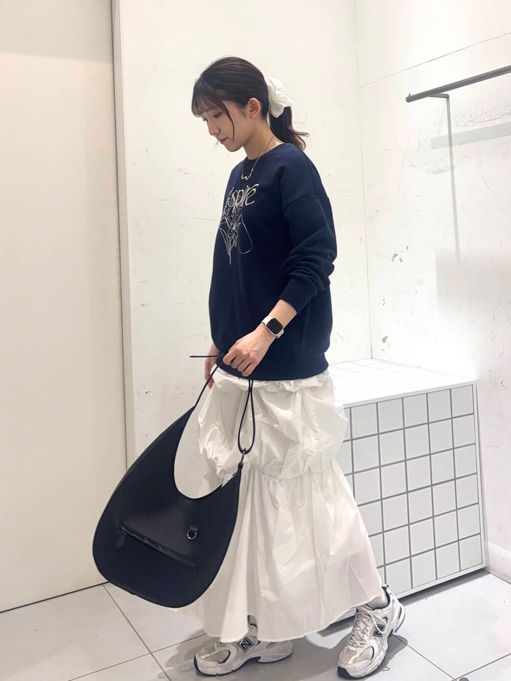 sakiさんの「ワンハンドルラウンドバッグ（SENSE OF PLACE by URBAN RESEARCH）」を使ったコーディネートの3枚目の写真