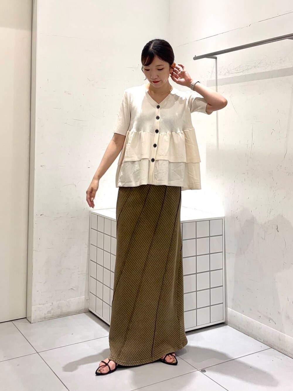 「センスオブプレイス、きれいめカジュアル、senseofplace、夏コーデ、プチプラ、20代、きれいめスタイル、イエベ、骨格ウェーブ、イエベ春、ウェーブ×高身長、ウェーブ×きれいめ」｜「SENSE OF PLACE by URBAN RESEARCHのポインテッドナローストラップサンダル（サンダル、ブラック系）」を使った、sakiさん（レディース・166cm）の夏コーディネートの3枚目の写真