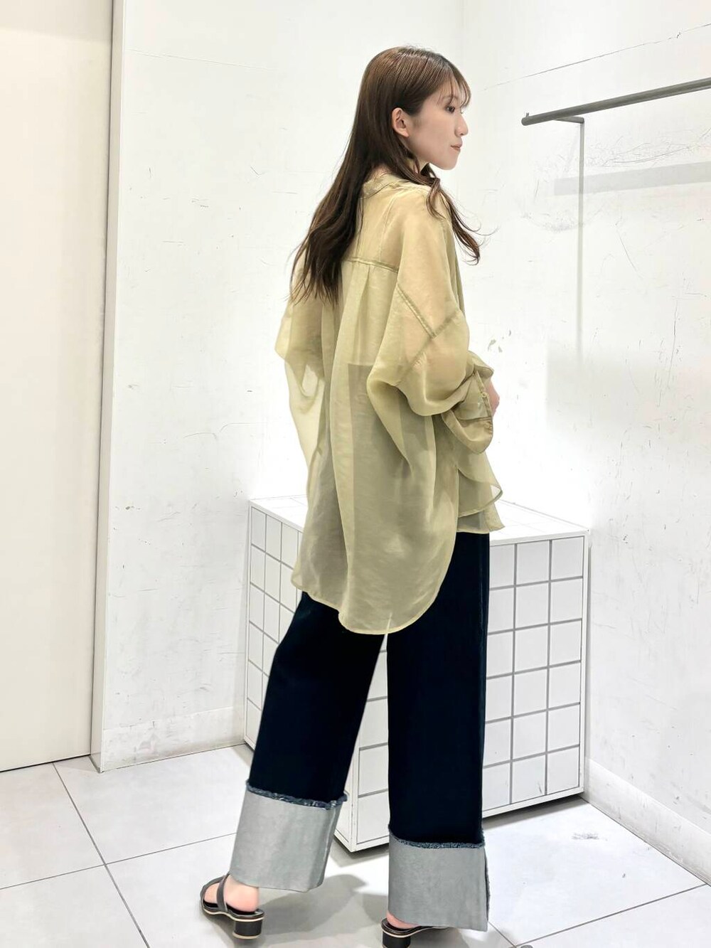 グレー系のサンダル、ホワイト系のキャミソール、イエロー系のシャツ/ブラウスを着用したレディースの夏コーディネートの4枚目の写真