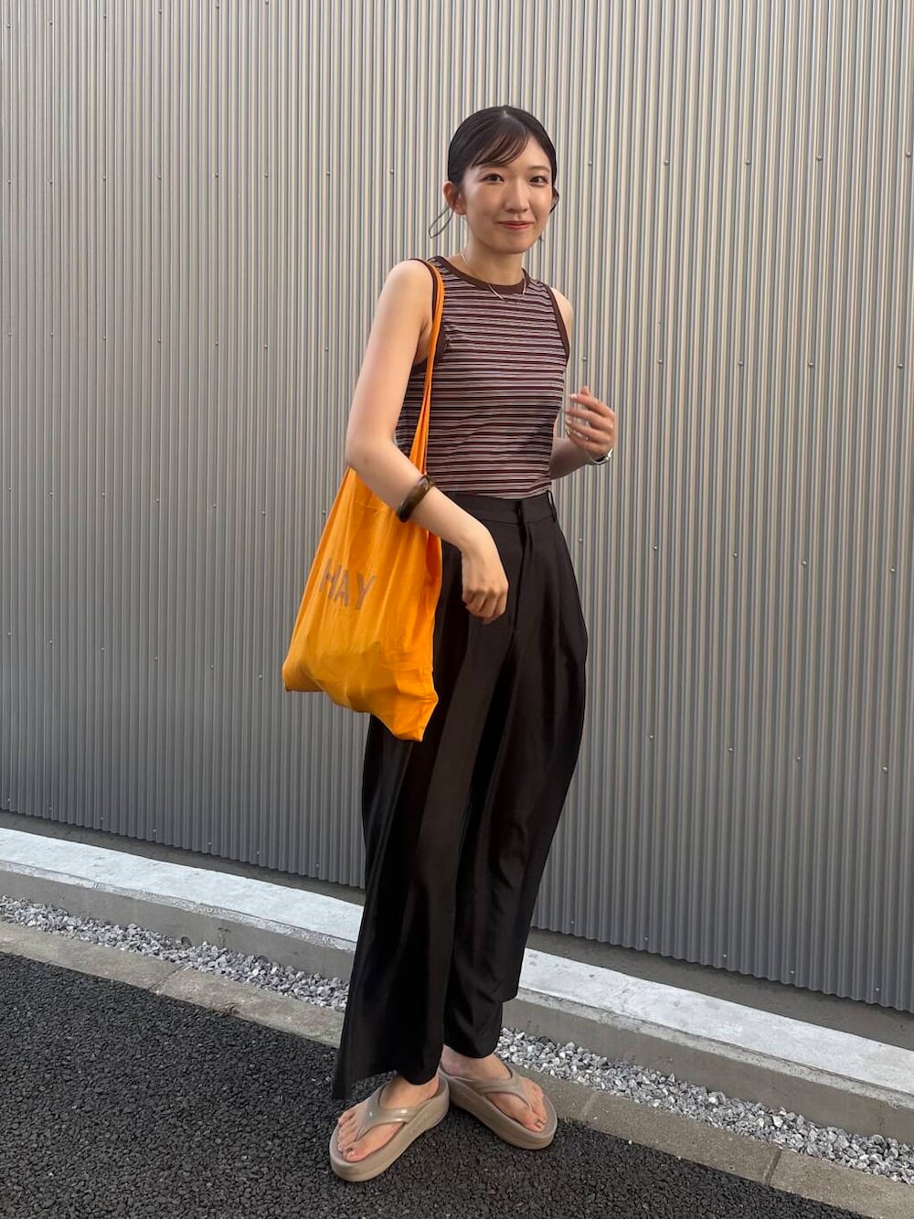 「センスオブプレイス、大人カジュアル、きれいめカジュアル、senseofplace、夏コーデ、プチプラ、20代、きれいめスタイル、高身長コーデ、イエベ、骨格ウェーブ、イエベ春、ウェーブ×高身長、ウェーブ×きれいめ」｜「SENSE OF PLACE by URBAN RESEARCHのルーズタックスラックス（スラックス、グレー系）」を使った、sakiさん（レディース・166cm）の夏コーディネートの2枚目の写真