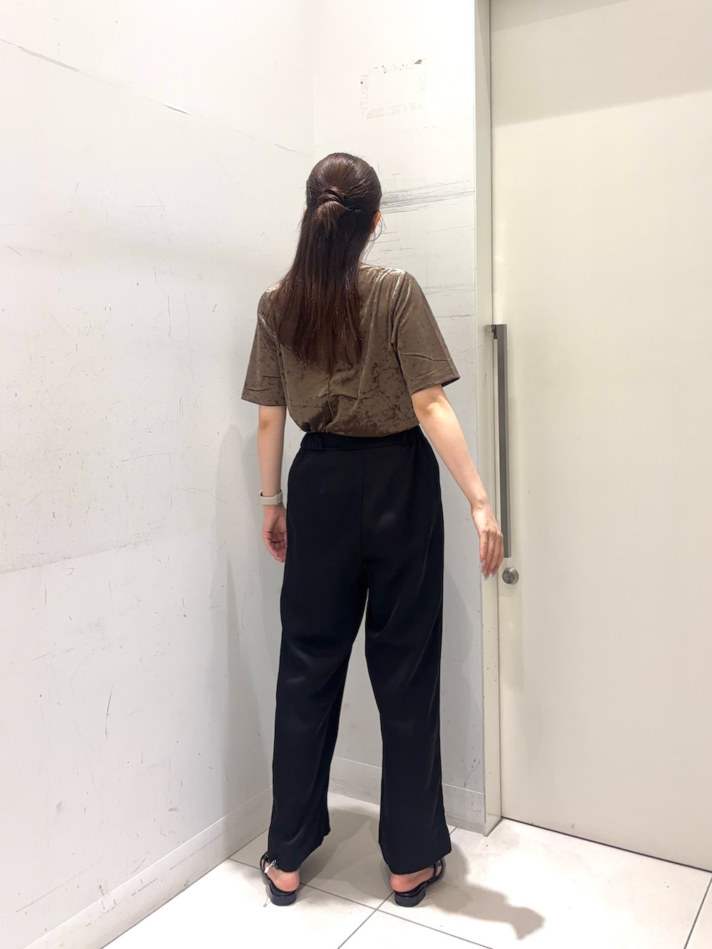 「ブラウン、秋服準備はじめました、着こなしのちょこっとテク、初秋コーデ、お出かけコーデ、シンプルスタイル、休日スタイル、きれいめカジュアル、オトナ女子、キレイめコーデ、オトナカワイイ」｜「SENSE OF PLACE by URBAN RESEARCHのサテンインタックパンツ（スラックス、ブラック系）」を使った、sakiさん（レディース・166cm）の夏コーディネートの3枚目の写真