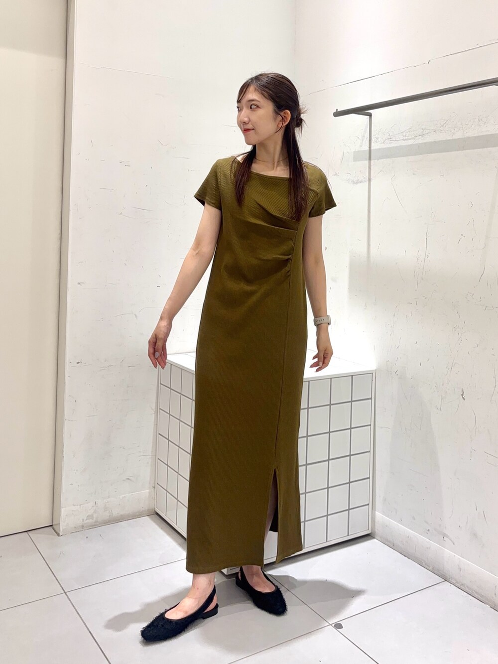 イエロー系のワンピース、ブラック系のその他シューズを着用したレディースの夏コーディネートの2枚目の写真