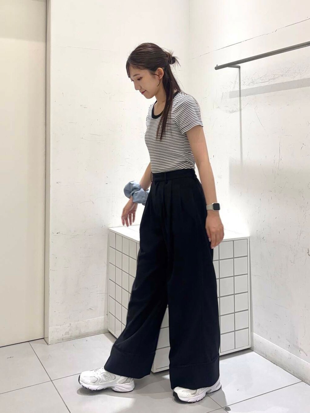 ホワイト系のTシャツ/カットソー、ブラック系のその他パンツを着用したレディースの夏コーディネートの3枚目の写真