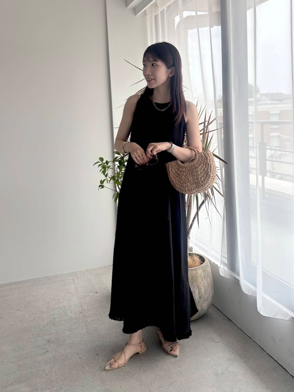 「センスオブプレイス、大人カジュアル、きれいめカジュアル、senseofplace、夏コーデ、プチプラ、20代、きれいめスタイル、高身長コーデ、イエベ、骨格ウェーブ、イエベ春、ウェーブ×高身長、ウェーブ×きれいめ」｜「SENSE OF PLACE by URBAN RESEARCHのポインテッドナローストラップサンダル（サンダル、ベージュ系）」を使った、sakiさん（レディース・166cm）の夏コーディネートの3枚目の写真