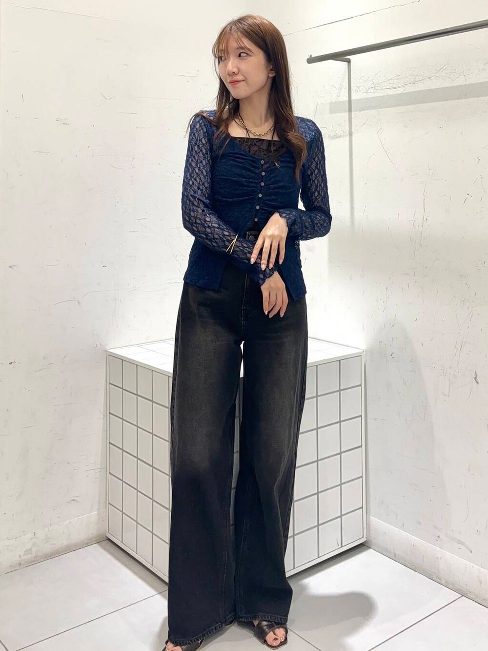 グレー系のサンダル、ブラウン系のキャミソール、ブラック系のデニムパンツを着用したレディースの夏コーディネートの3枚目の写真