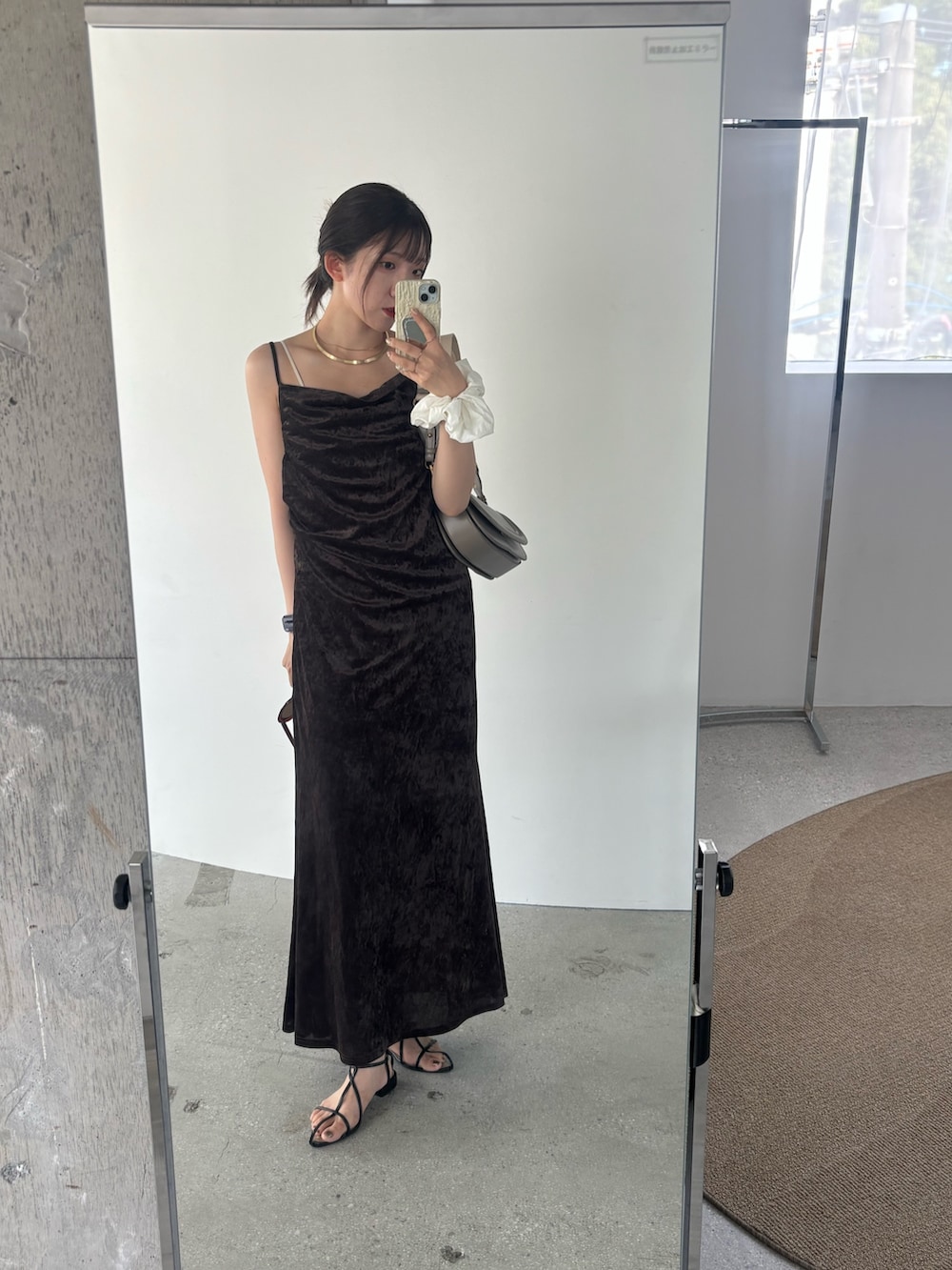 「ブラウン、秋服準備はじめました、お出かけコーデ、初秋コーデ、キレイめコーデ、休日スタイル、きれいめカジュアル」｜「SENSE OF PLACE by URBAN RESEARCHのシアーベロアドレープキャミワンピ（ワンピース、ブラウン系）」を使った、sakiさん（レディース・166cm）の夏コーディネートの2枚目の写真