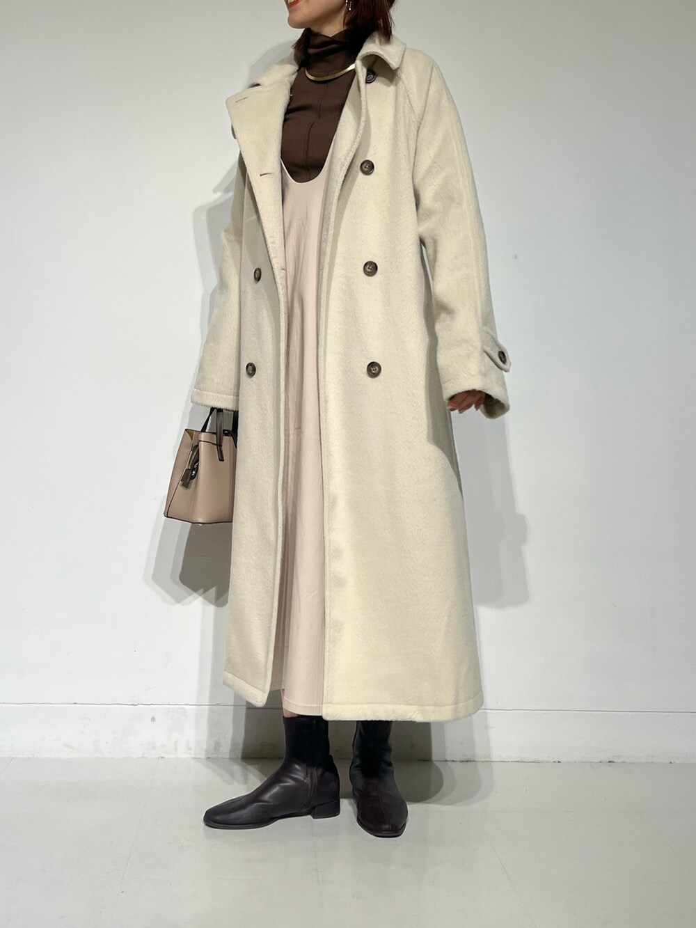 「ハイネック、冬コーデ、ロングコート、ジャンパースカート、大人コーデ、プチプラコーデ、淡色コーデ、ブーツスタイル、高身長女子、スクエアトゥ」｜「RODE SKOのチャーム付ミニバッグ（トートバッグ、ベージュ系）」を使った、sakiさん（レディース・165cm）の秋コーディネートの2枚目の写真