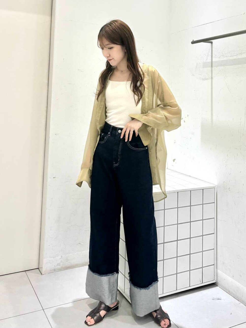 グレー系のサンダル、ホワイト系のキャミソール、イエロー系のシャツ/ブラウスを着用したレディースの夏コーディネートの5枚目の写真