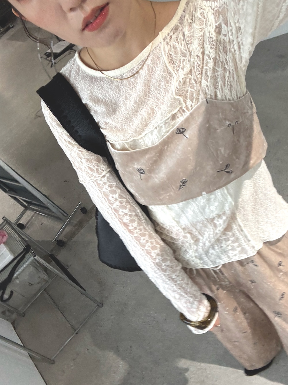 ベージュ系のその他トップス、ベージュ系のその他パンツ、ホワイト系のTシャツ/カットソーを着用したレディースの秋コーディネートの4枚目の写真